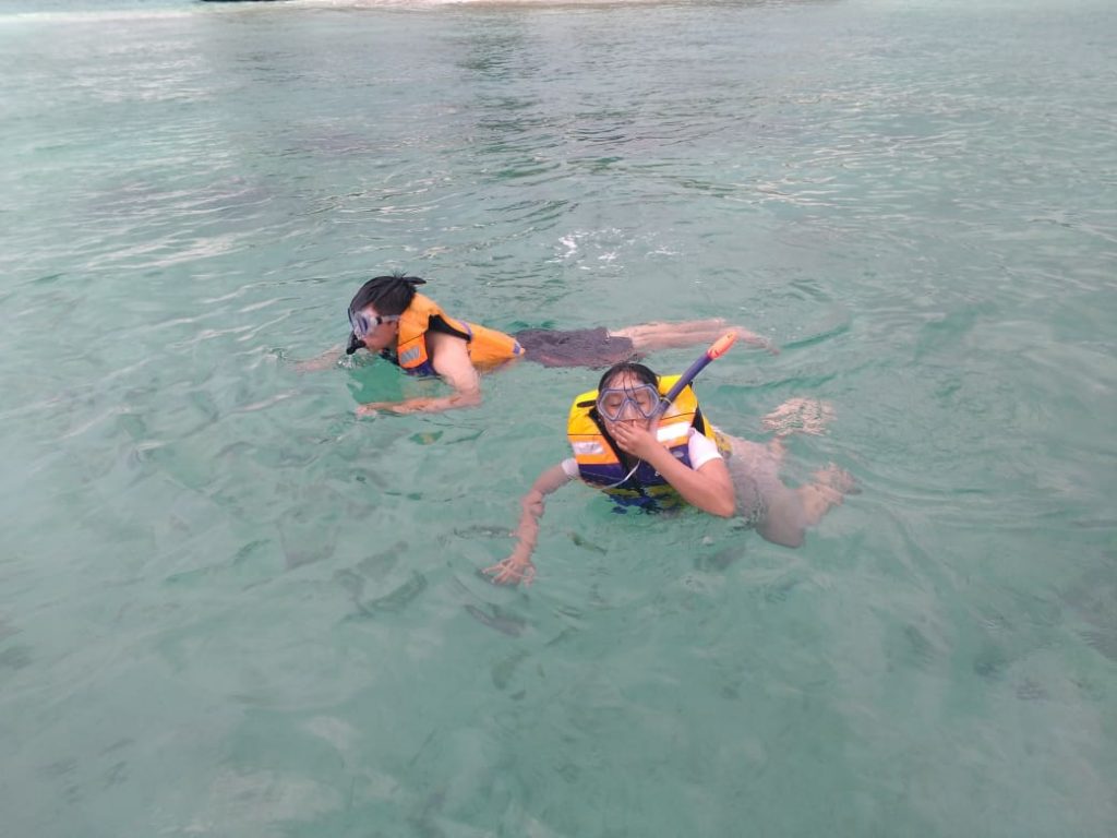 Snorkling di Pink Beach Lombok Daffa Keiko