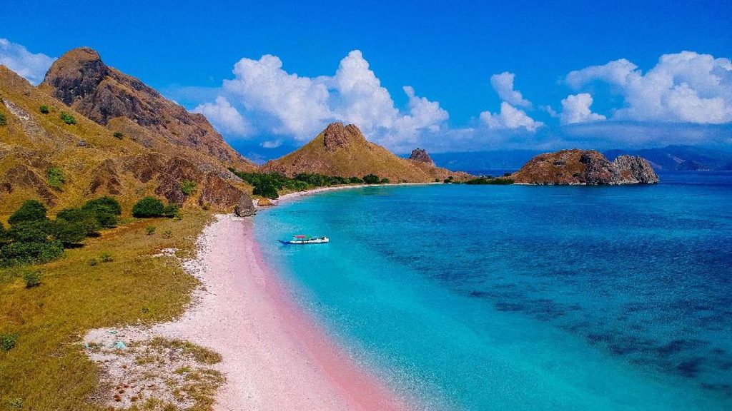 Wisata Pantai di Lombok - Pink Beach